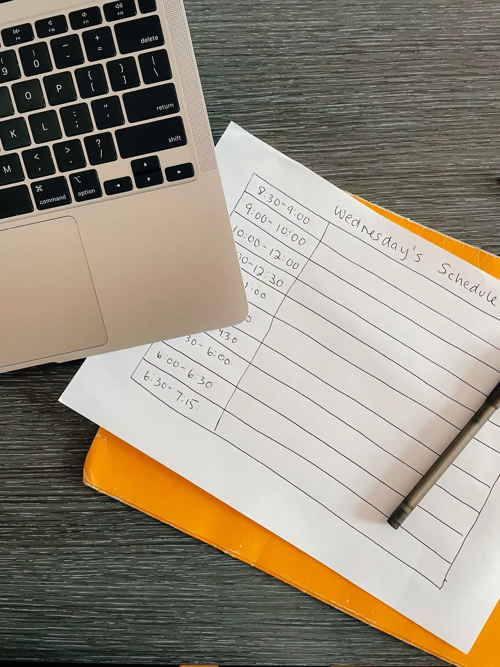 a blank day schedule that I use when planning my days as an english nanny in France 