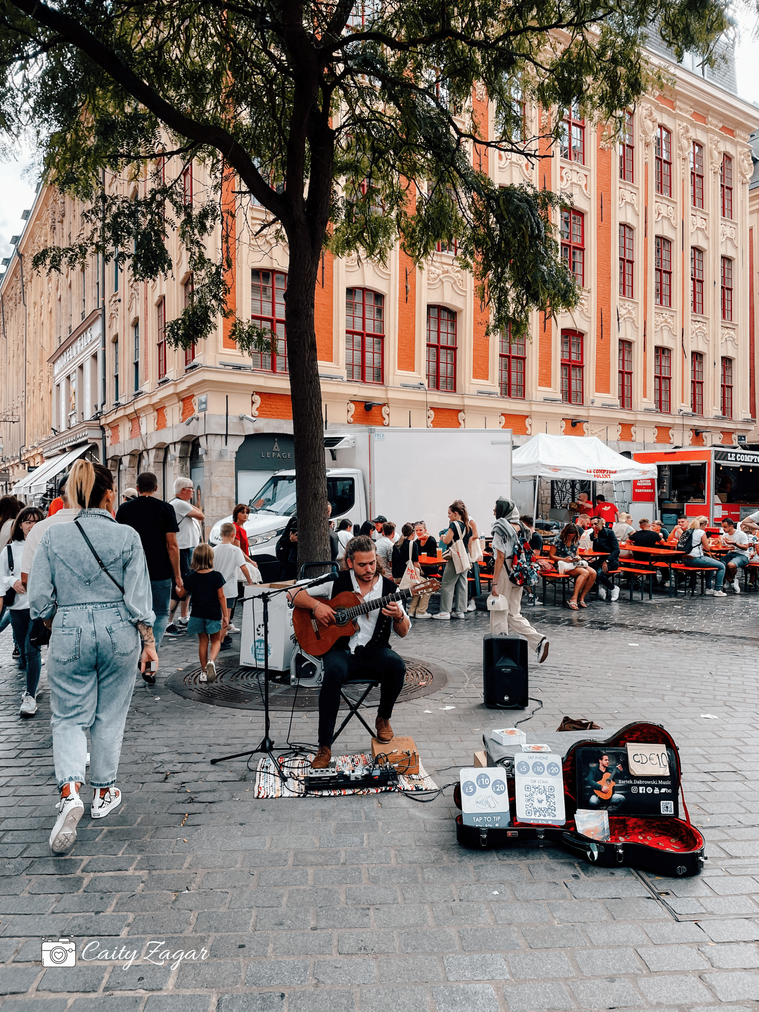 A street performer in Lille during the Braderie