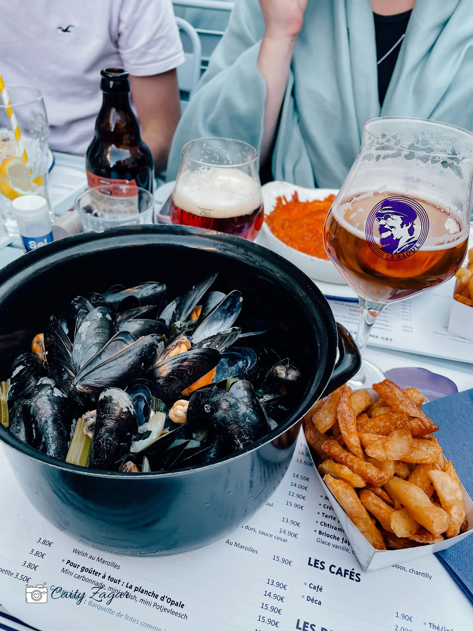 A table with moules frites and beer from Chez Raoul 